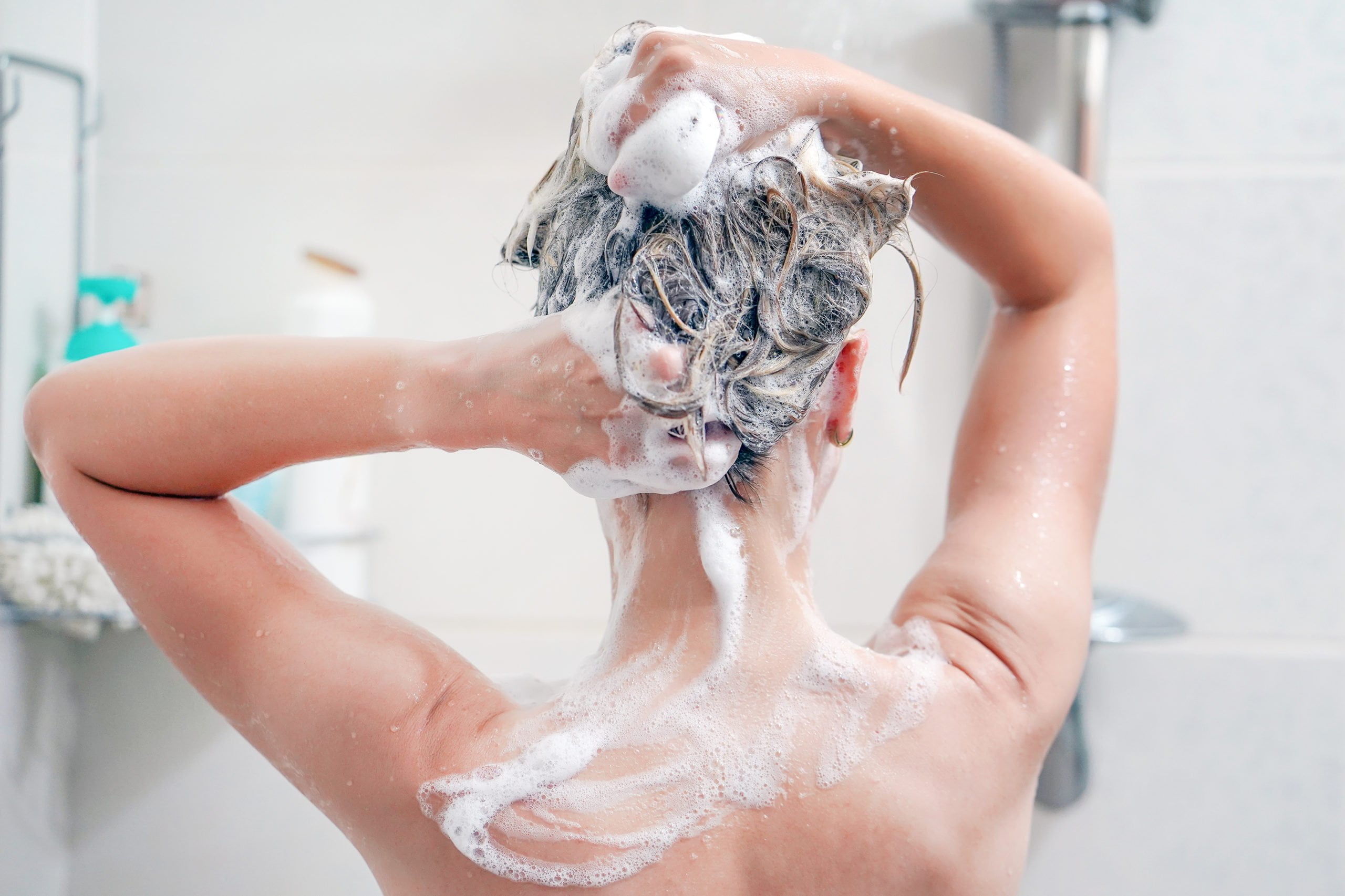¿Con qué frecuencia se debe lavar el cabello con champú? Descubre la respuesta aquí
